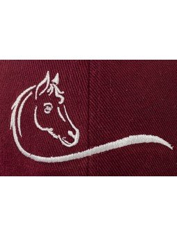 Gorra Burdeos con Bordado de Caballo | Corona Blanda y Estilo Ecuestre