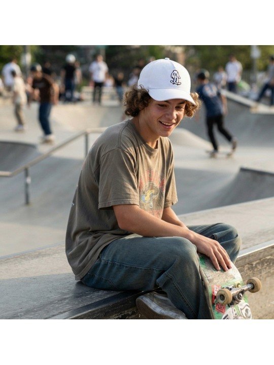 Gorra con Bordado de Skate y Mano | Top Hats
