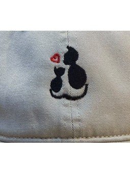 Gorra Top Hats con Bordado de 2 Gatitos y Corazón | Corona Blanda
