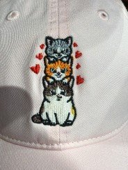 Gorra Top Hats con Tres Gatitos y Corazones Bordados