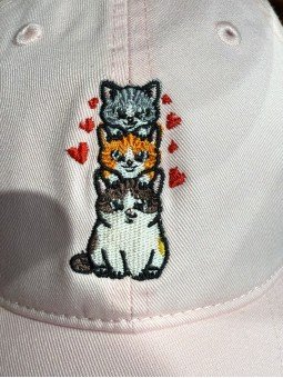Gorra Top Hats con Tres Gatitos y Corazones Bordados