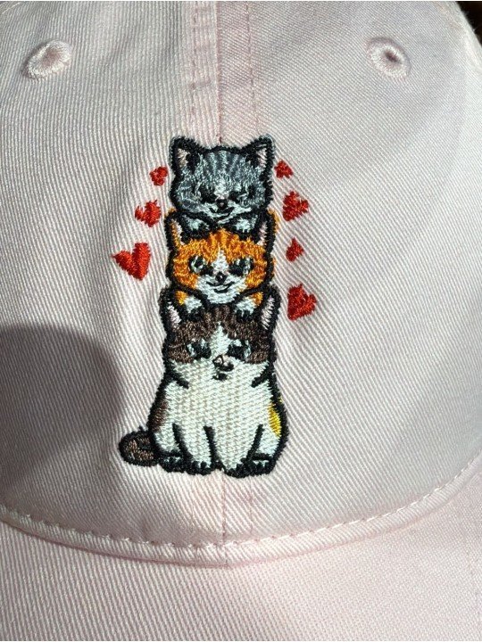 Gorra Top Hats con Tres Gatitos y Corazones Bordados